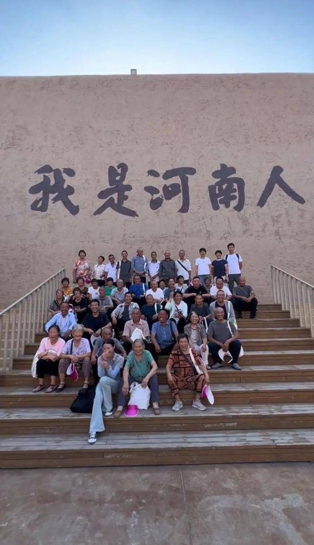 皇冠信用網押金多少_河南27岁女孩带村里46名老人游郑州皇冠信用網押金多少,村民:她人品相当好,大家都很信任她