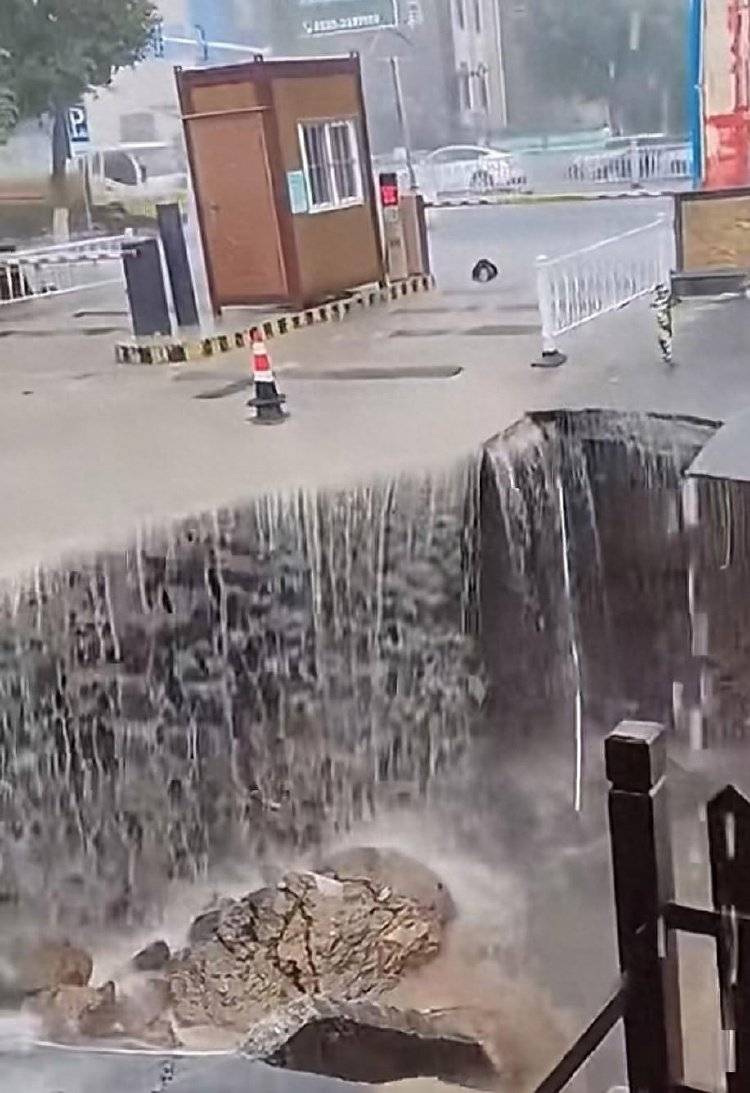皇冠信用网登1_山东烟台遭暴雨突袭一道路发生塌陷皇冠信用网登1，水流倾泻而下似“水帘洞”