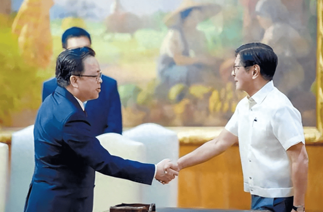 皇冠信用网代理注册_顾不上脸面了皇冠信用网代理注册，马科斯紧握中方大使的手，托大使给北京带句话