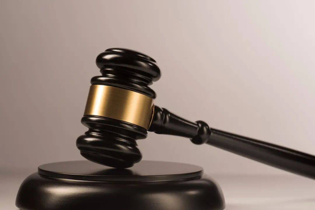 皇冠信用网去哪里弄_员工请假1天照顾尿毒症母亲被辞退皇冠信用网去哪里弄，没签劳动合同也没交社保，法院：公司违法，赔4.6万余元