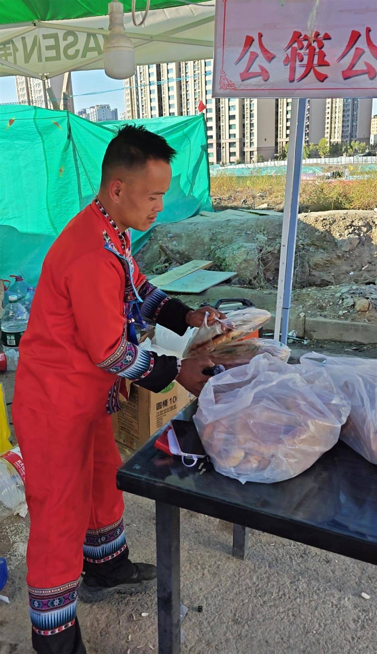 皇冠信用登2代理_刀郎乌鲁木齐演唱会开唱皇冠信用登2代理，场外有刀迷免费为大家提供伙食，民宿老板宣布：持演唱会门票免费入住