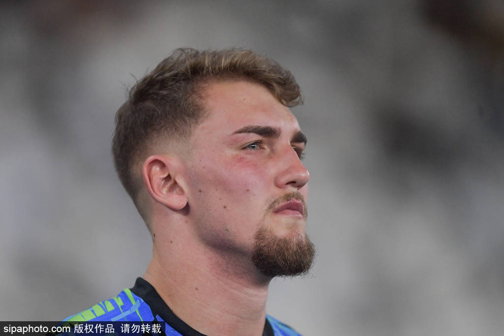 皇冠足球平台代理_哭红了眼眶巴西后卫布鲁诺赛后采访情绪激动皇冠足球平台代理，为失误自责