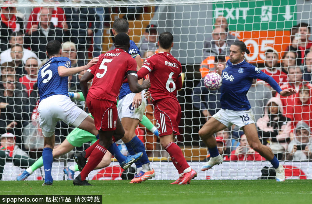 皇冠足球_卡塞米罗的霸主之姿:上半场5次对抗与3次铲球皇冠足球,曼联胜利的关键