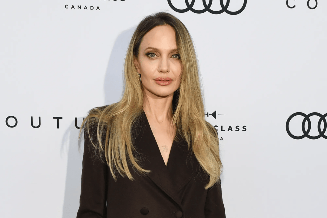 皇冠信用网开户_安吉丽娜·朱莉公开乳腺手术疤痕