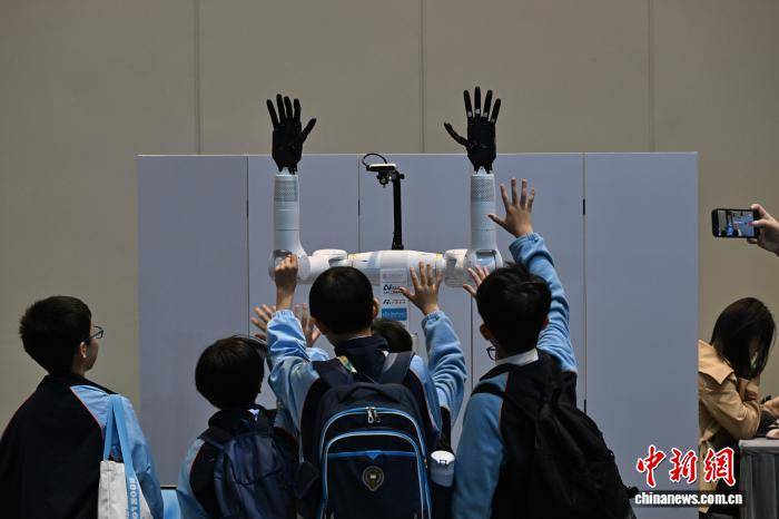 皇冠手机管理端登录_首届香港国际AI艺术节“遇见未来”