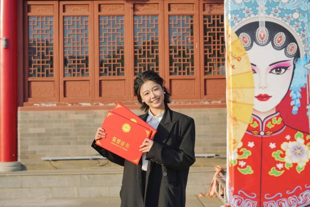 皇冠d盘
_罗雨欣(武汉女大学生)皇冠d盘
,剪掉37厘米长发!原因公开