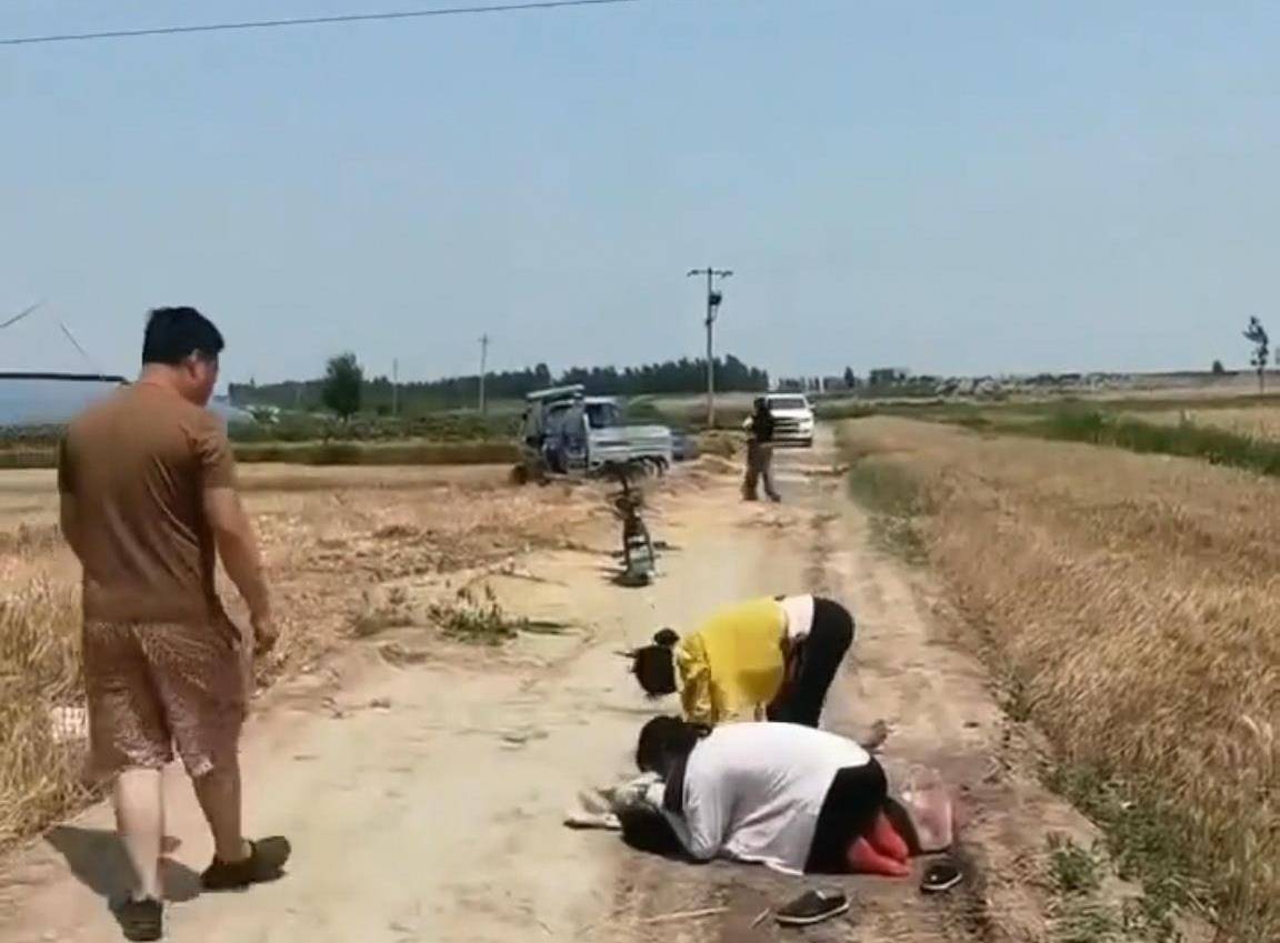 皇冠代理登1,2,3
_河北献县一收割机触碰电线农机手触电皇冠代理登1,2,3
，两女子跪地按压抢救，医院证实没救过来