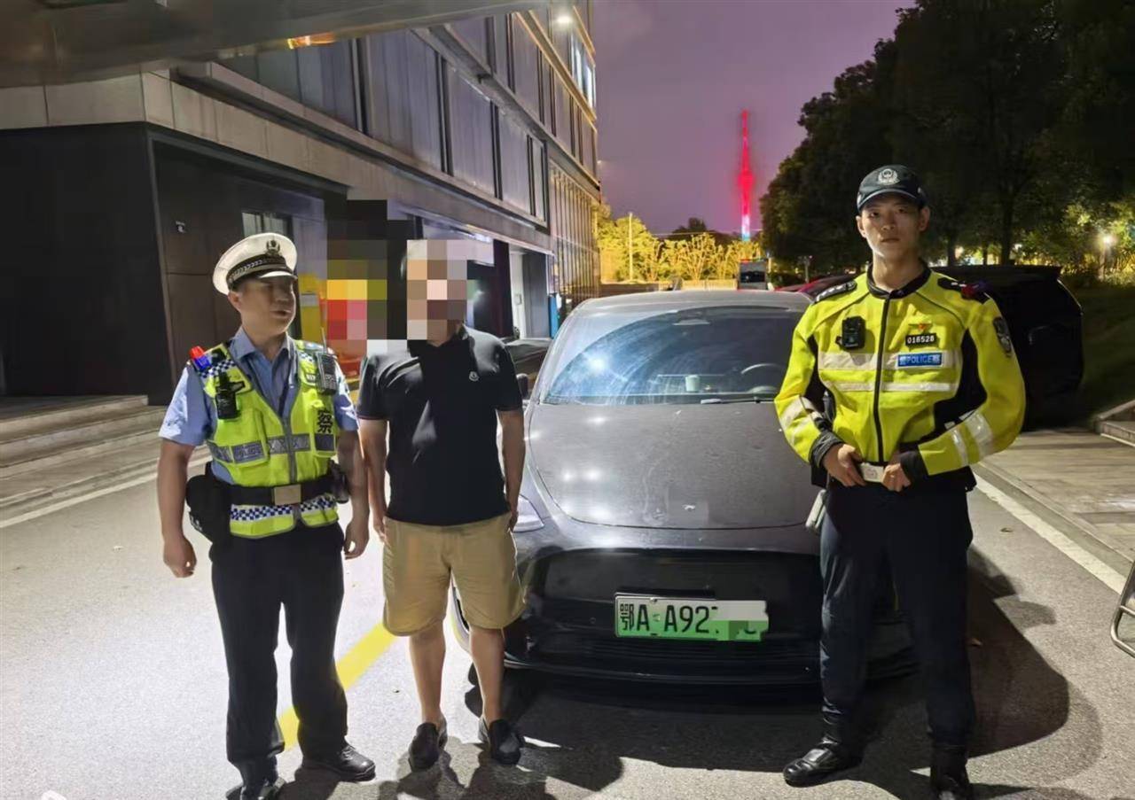 介绍个信用網网址
_网友举报武汉长江大桥上轿车违停介绍个信用網网址
，武汉交警连夜查处