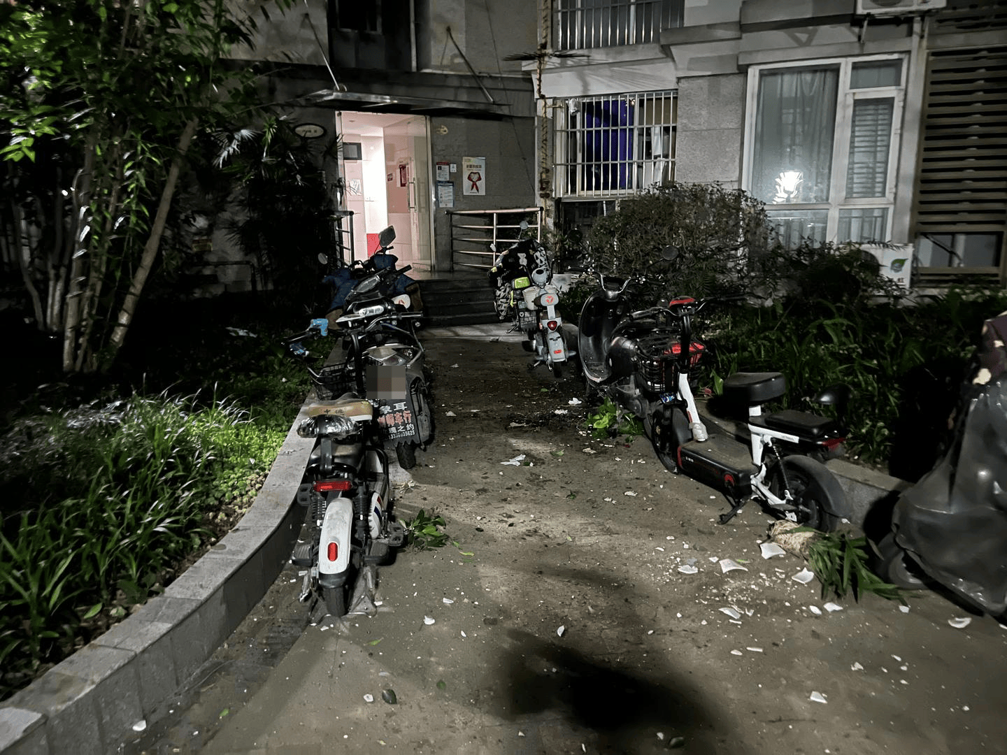 怎么开皇冠信用盘
_男子与朋友吃酒起争执怎么开皇冠信用盘
，竟从10楼扔下绿萝、兰花和不锈钢盆，被刑拘
